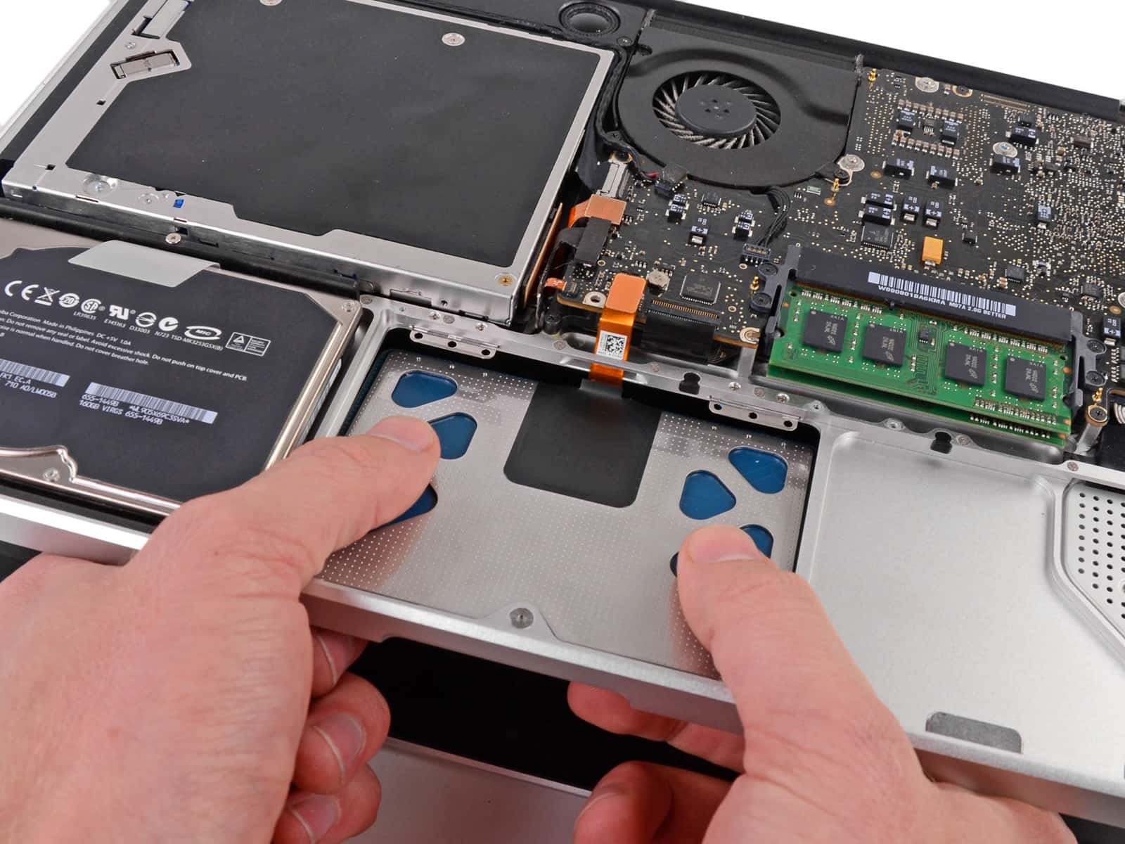 Reparación interna de MacBook por técnicos expertos